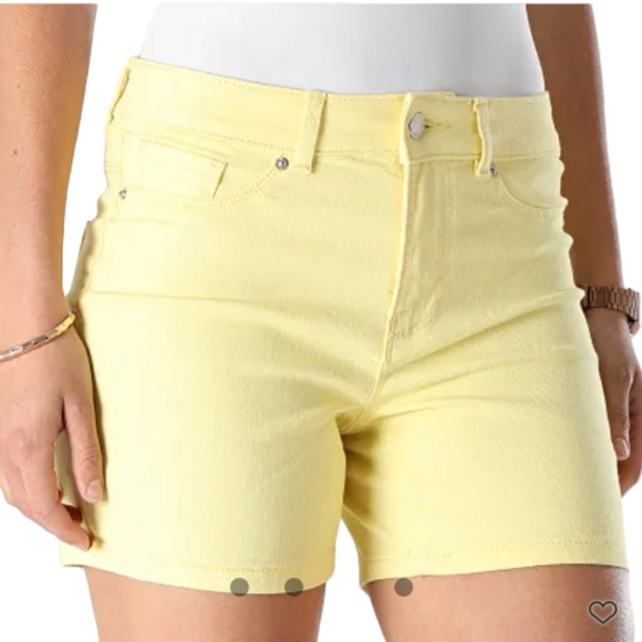 Vero Moda Women's Size XL Hot Seven  Mid-Rise Denim Shorts in Yellow - Picture 1 of 10